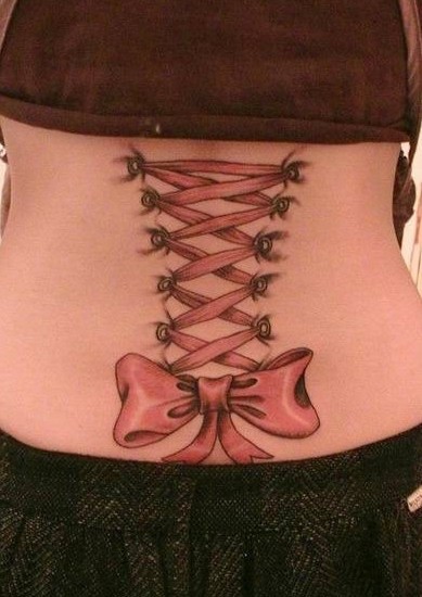点击大图看下一张：女人腰部3D蝴蝶结刺青