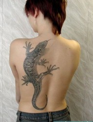 女子后背好大一只3d蜥蜴纹身