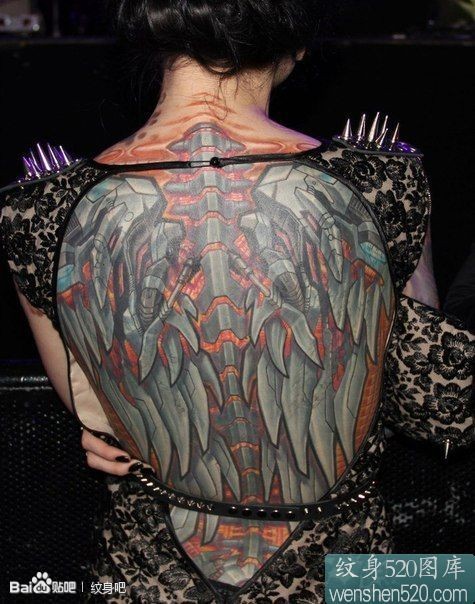 点击大图看下一张：女性后背的3d机械翅膀纹身