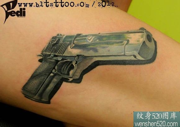 点击大图看下一张：手臂上的3d手枪纹身图案