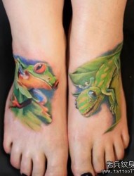 女人脚背3D彩色青蛙与壁虎纹身图片