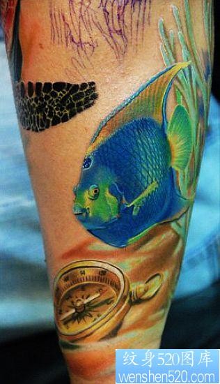 点击大图看下一张：动物纹身图片：手臂3D彩色小金鱼纹身图案