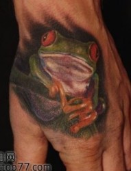 手背3D彩色青蛙纹身图片