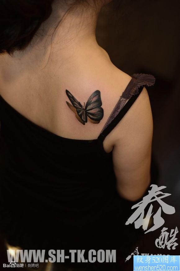 点击大图看下一张：女人背部立体蝴蝶纹身图片
