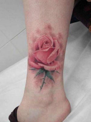 点击大图看下一张：脚踝上方的玫瑰花纹身图案图案