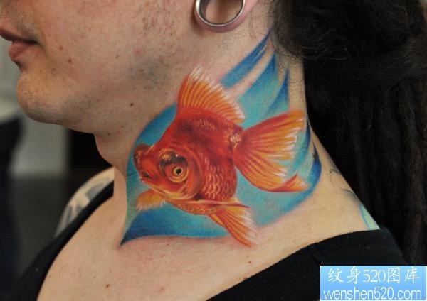 点击大图看下一张：颈部纹身图片：颈部3D彩色小金鱼纹身图片纹身作品