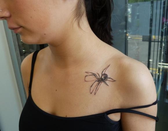 点击大图看下一张：肩部漂亮逼真的蜘蛛纹身图2