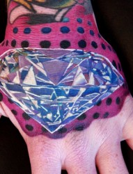 手背上漂亮绚丽的钻石纹身