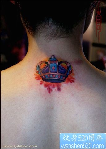点击大图看下一张：3D重彩颈部皇冠纹身图片
