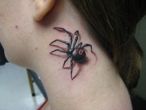 点击大图看下一张：女性颈部一只逼真的蜘蛛纹身