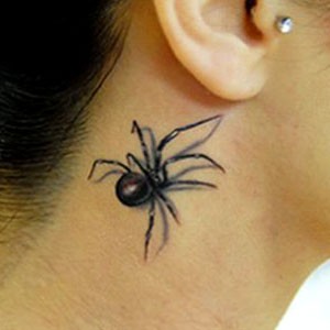点击大图看下一张：女性颈部一只逼真的蜘蛛纹身图4