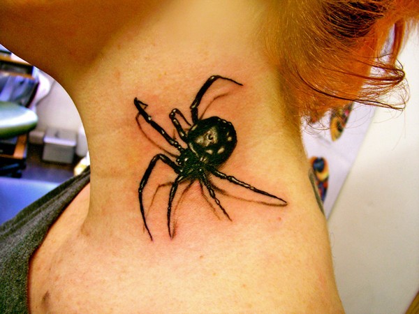 点击大图看下一张：女性颈部一只逼真的蜘蛛纹身图3