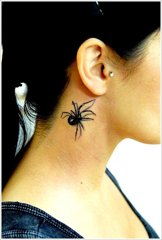 点击大图看下一张：女性颈部一只逼真的蜘蛛纹身图5
