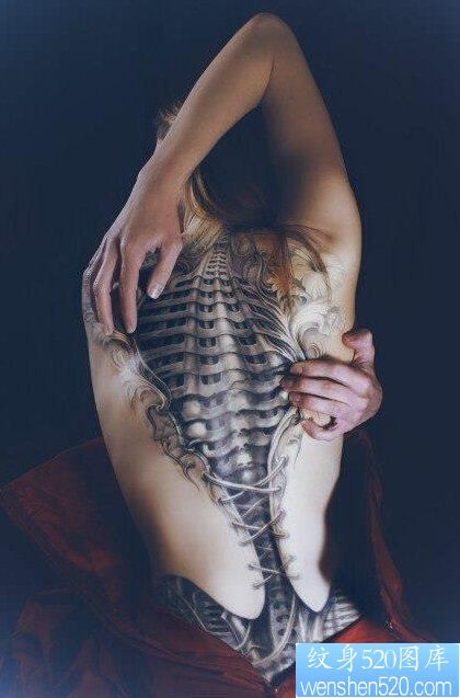 点击大图看下一张：女性背部3D纹身图案