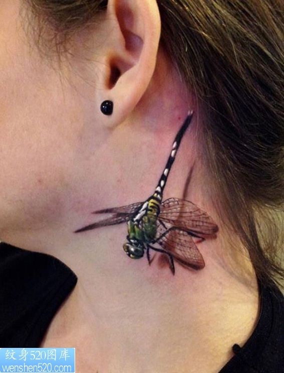点击大图看下一张：女孩脖子处蜻蜓纹身图案图案