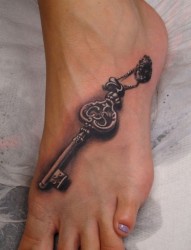 脚面上的3D钥匙纹身图案图案