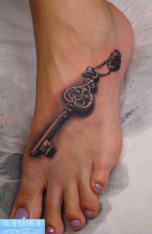 点击大图看下一张：脚面上的3D钥匙纹身图案图案