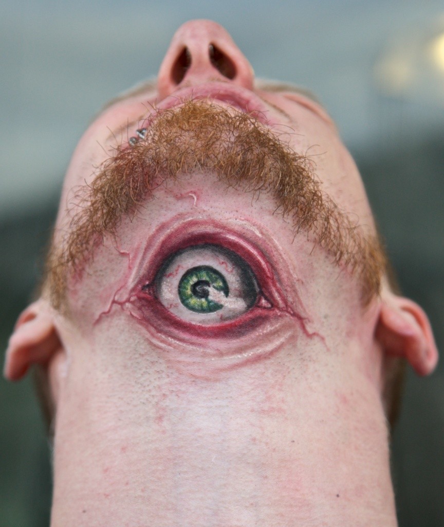 点击大图看下一张：颈部恐怖的3d眼睛纹身
