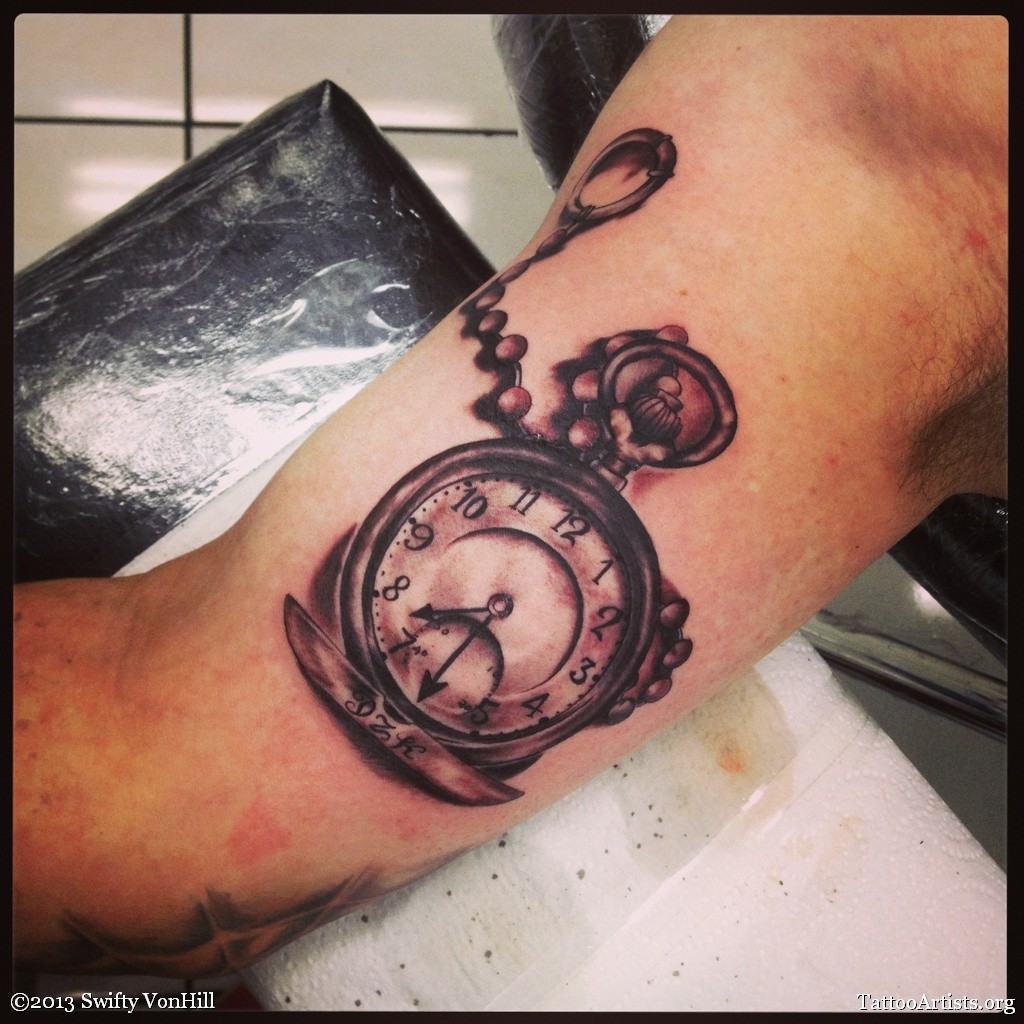 点击大图看下一张:手臂上具有历史感的怀表纹身图4