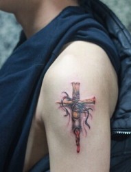 胳膊时尚个性的十字架刺青
