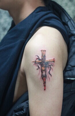 点击大图看下一张：胳膊时尚个性的十字架刺青