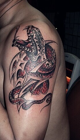 点击大图看下一张：胳膊上超级有个性的蛇纹身图2