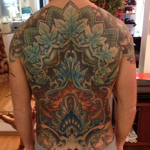 点击大图看下一张：瑞士 Rob Kass 的满背纹身作品