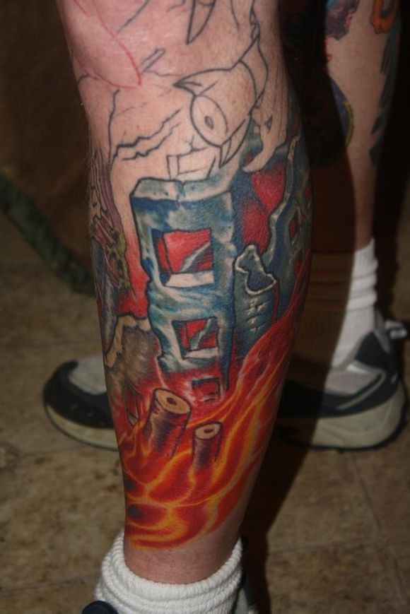 点击大图看下一张：美国名师dan plumley 的部分腿部纹身作品图2