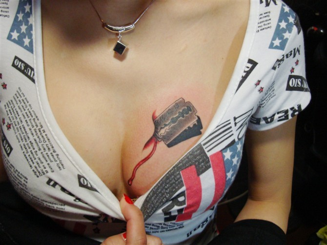 点击大图看下一张：胸部的3d纹身很有个性哦！