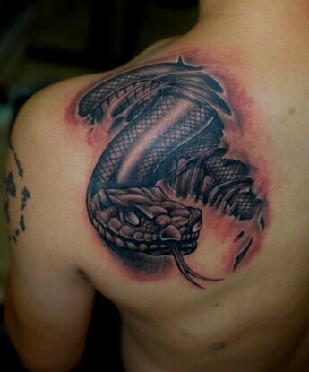 点击大图看下一张：个性霸气的肩部蛇纹身