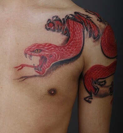 点击大图看下一张：个性霸气的肩部蛇纹身图3