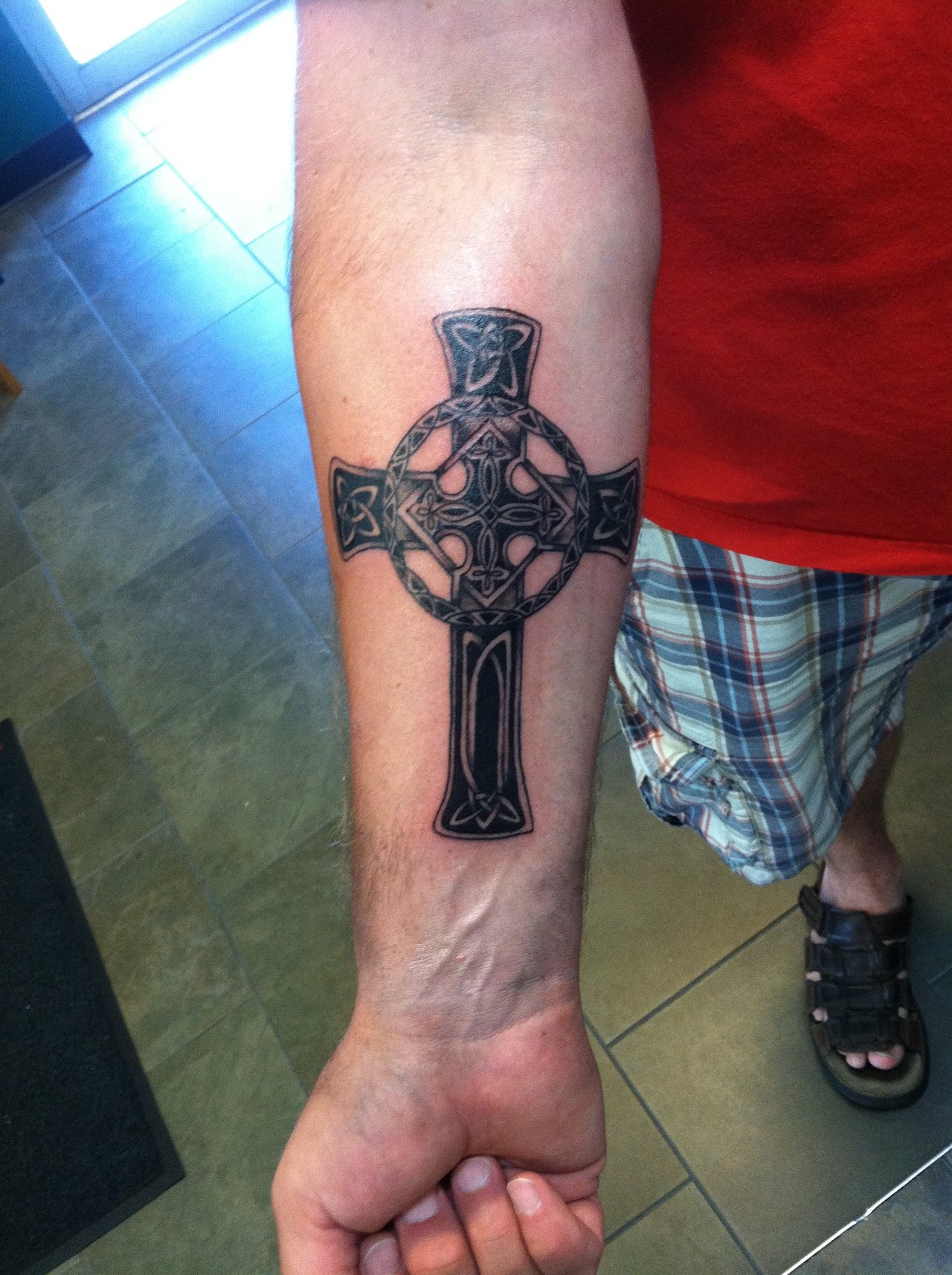 点击大图看下一张：小臂时尚的十字架纹身