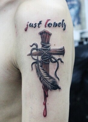点击大图看下一张：个性十足的手臂十字架英文纹身图7