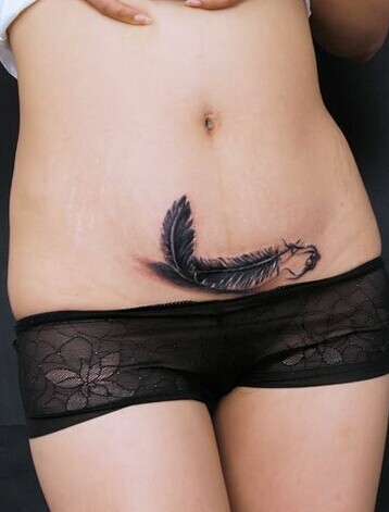 点击大图看下一张：女人腹部性感的羽毛刺青图5