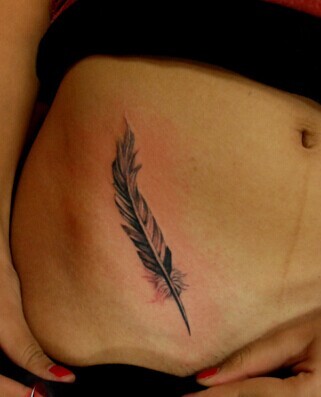 点击大图看下一张:女人腹部性感的羽毛刺青图6