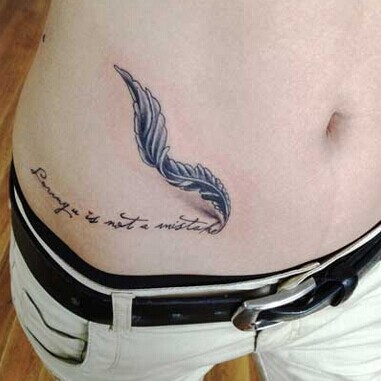 点击大图看下一张:女人腹部性感的羽毛刺青图8