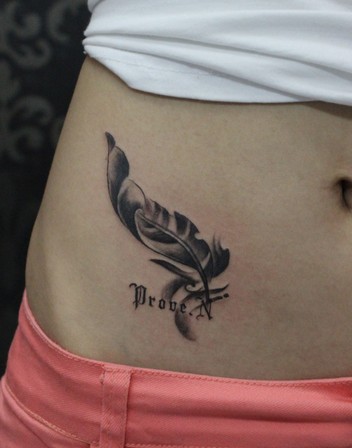 点击大图看下一张:女人腹部性感的羽毛刺青图9