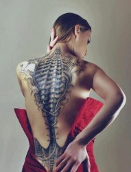 女性背部炫酷的3d纹身