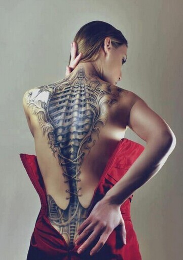 点击大图看下一张：女性背部炫酷的3d纹身