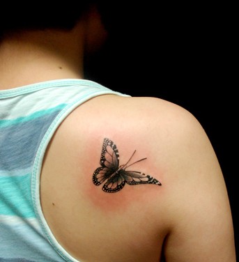 点击大图看下一张：肩部一只漂亮的蝴蝶刺青图5