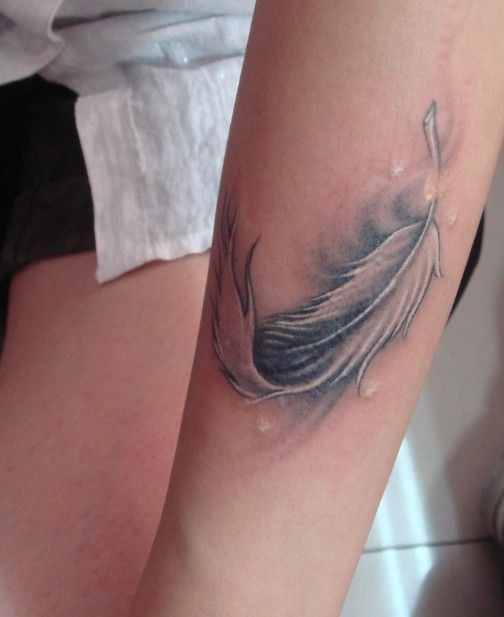 点击大图看下一张：超唯美的手臂羽毛纹身