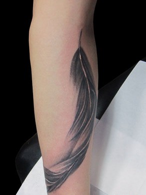 点击大图看下一张：超唯美的手臂羽毛纹身图5