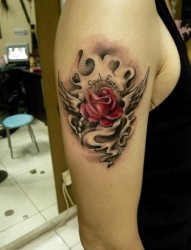 漂亮的手臂玫瑰纹身
