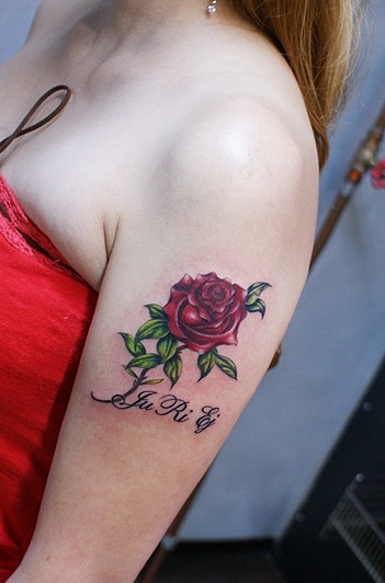 点击大图看下一张：漂亮的手臂玫瑰纹身