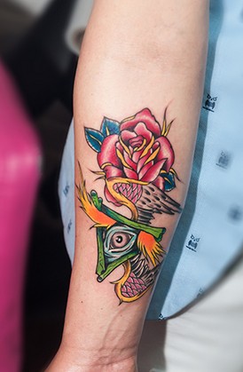 点击大图看下一张：漂亮的手臂玫瑰纹身图4