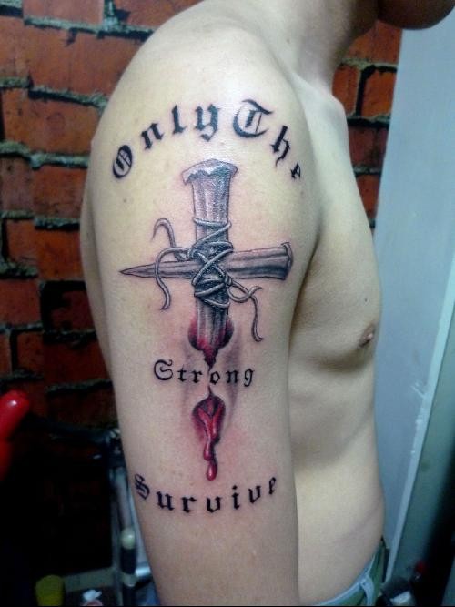 点击大图看下一张：带血的十字架纹身