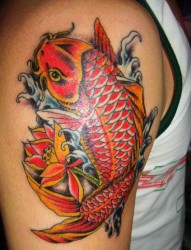 男士上臂红色大鲤鱼纹身图案