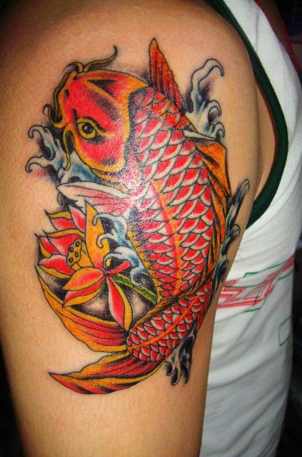 点击大图看下一张：男士上臂红色大鲤鱼纹身图案