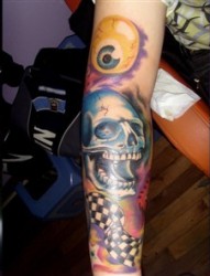 手臂上的骷髅和一只眼纹身图案