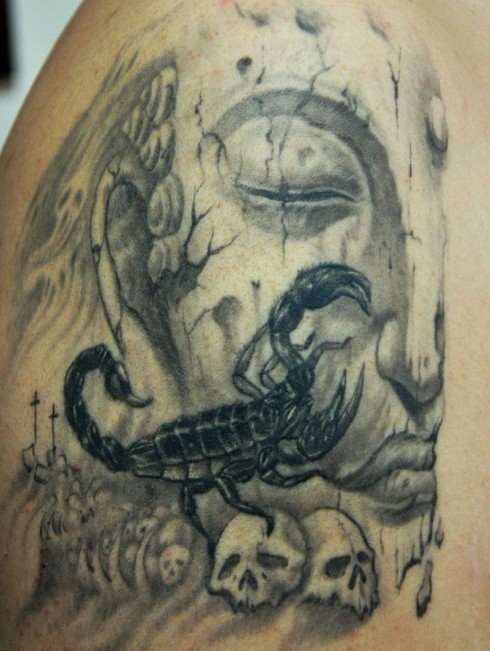 点击大图看下一张：佛头蝎子与骷髅组合的纹身图案